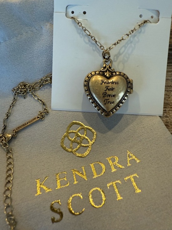 NEW!! Kendra Scott Gold-Tone Disney Snow White Locket Pendant Necklace - Picture 7 of 7